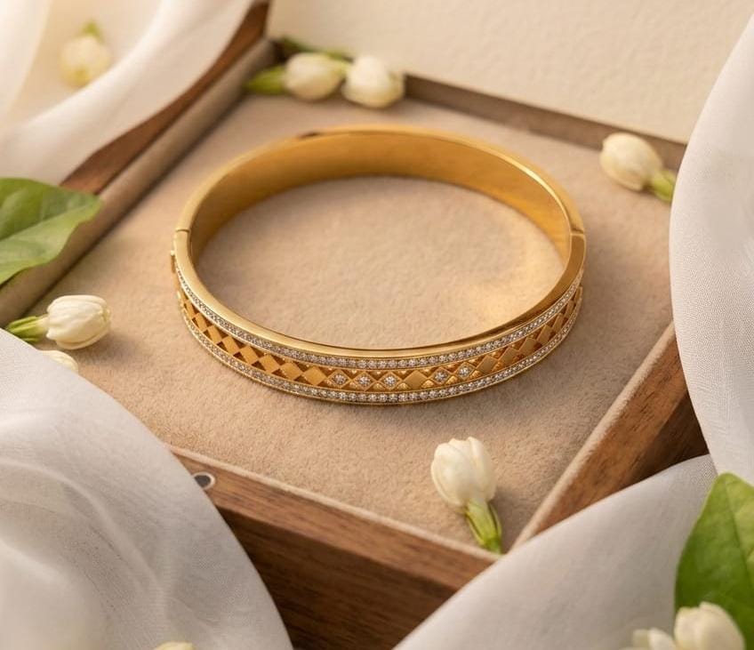 ELEGANT ADORNMENTS Radiant Amber Luxe Gold & Diamond Bangle