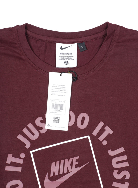 NIKE Just Do It Graphic Tee in Burgundy