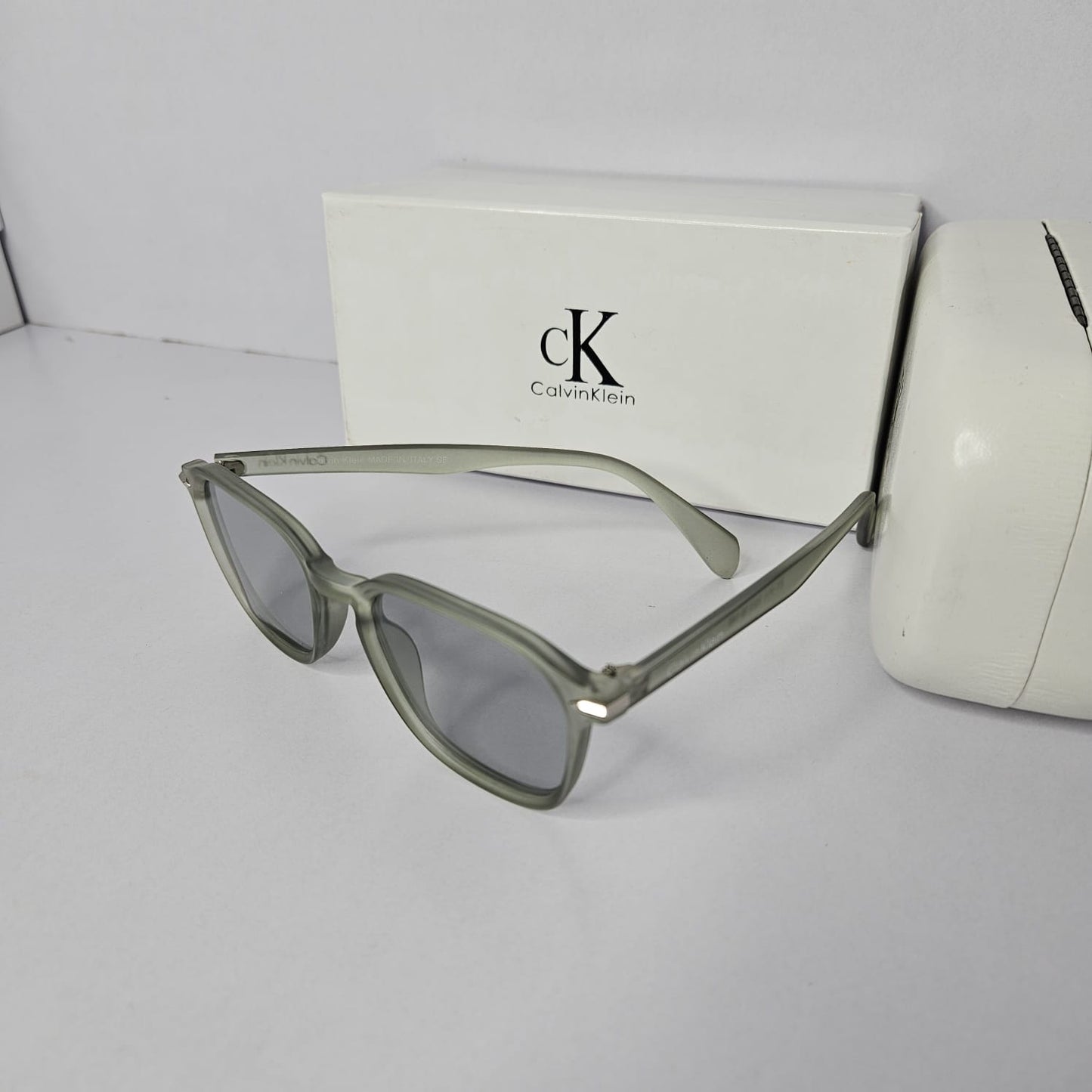 CALVIN KLEIN Urban Sage Chic Retro Sunglasses