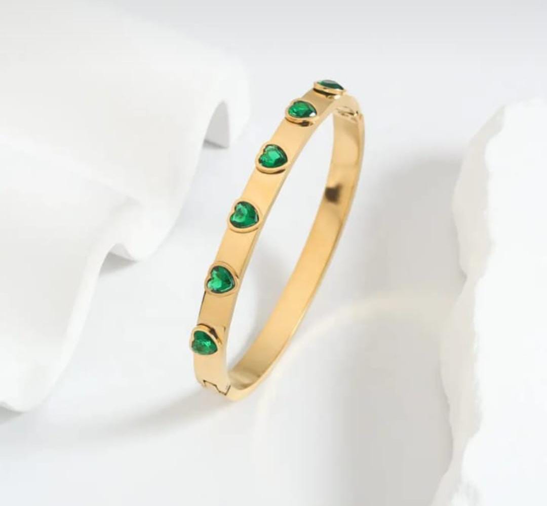 Elegant Gems Heart-Shaped Emerald Bangle