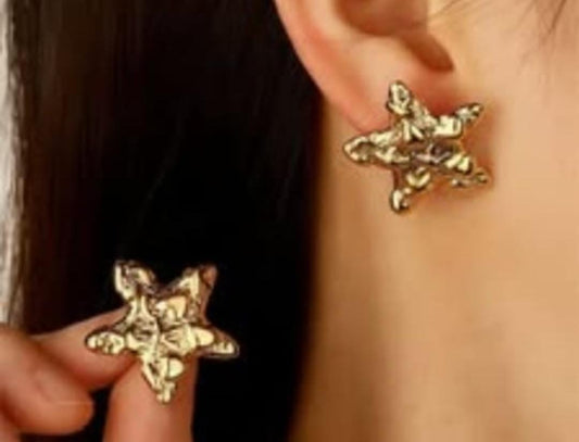Fashionista Sculpted Star Gold Earrings