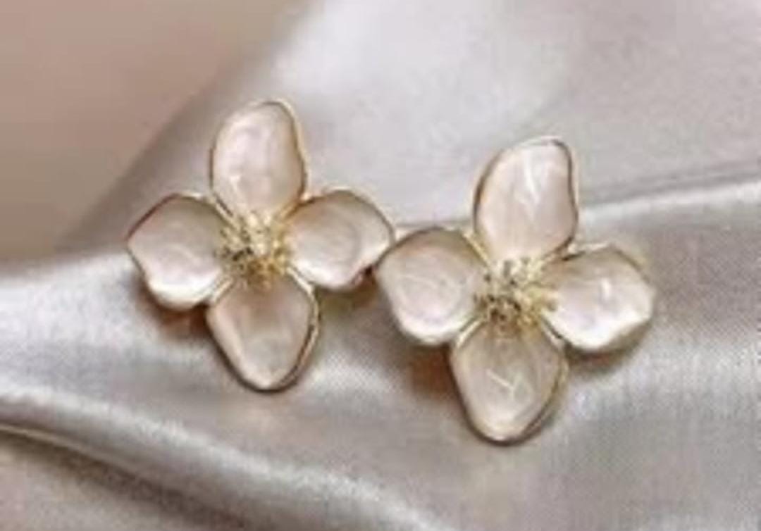 BD Bloom Floral Pearl Earrings