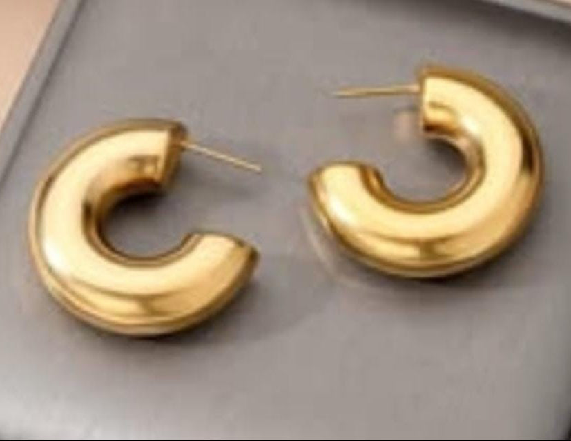 BD Essentials Curved Gold Hoop Earrings