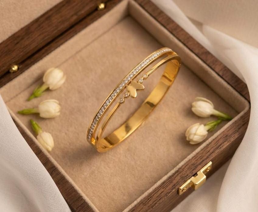 ELEGANT ADORNMENTS Radiant Sunbeam Luxe Gold and Diamond Bangle Bracelet